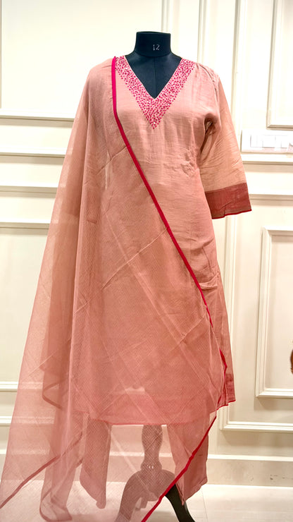 Rose whisper-Light mauve with Pink Knots